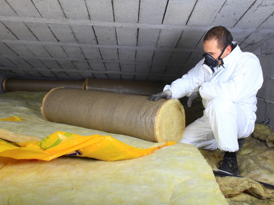 Ouvrier en train de faire une Isolation des combles